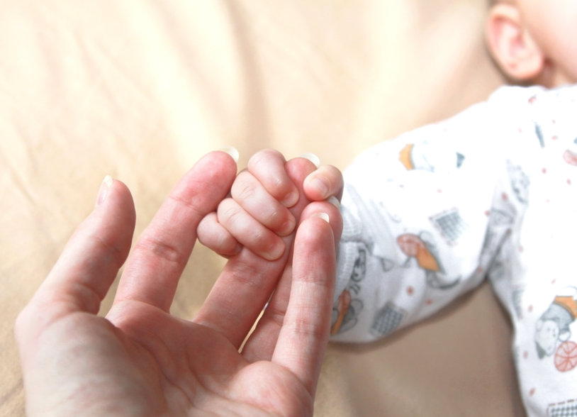 Réflexes primitifs du nouveau-né : 8 mécanismes de survie intégrés