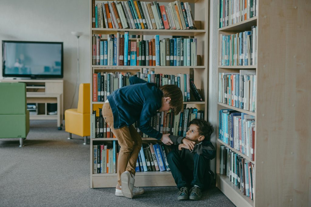 Jeune enfant écolier avec des difficultés d'intégration sensorielle