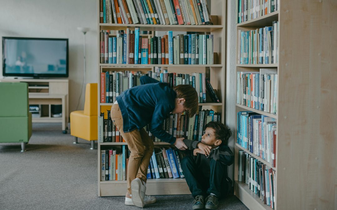 Jeune enfant écolier avec des difficultés d'intégration sensorielle